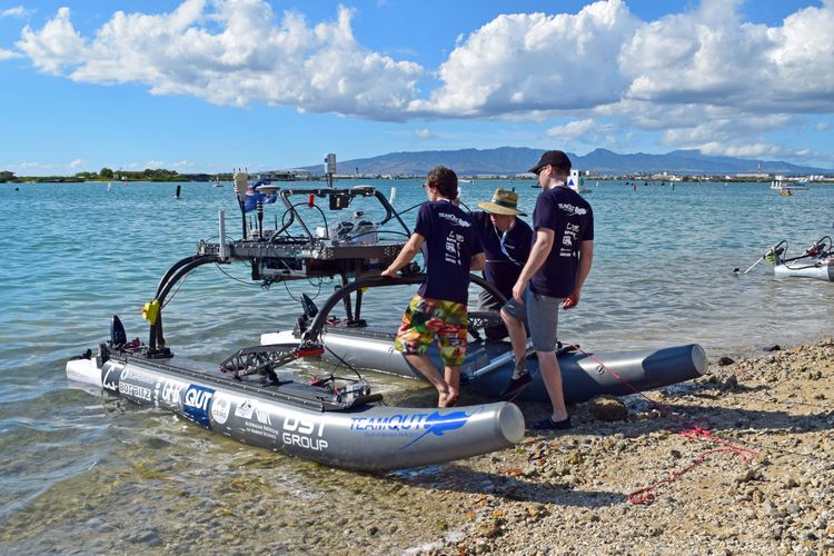 金宝搏188手机app最新下载诺斯罗普·格鲁曼公司工程师在环太平洋海上机器人挑战赛上指导大学团队