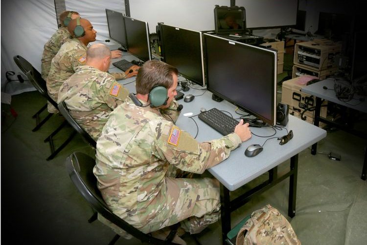 士兵们坐在电脑前