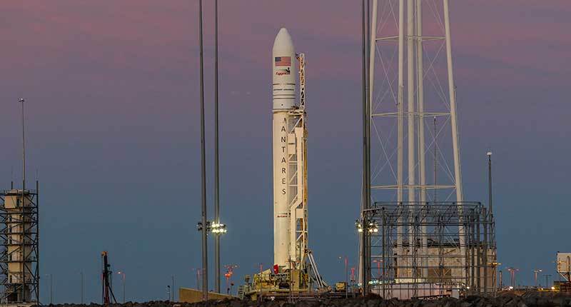 安塔瑞斯火箭在美国宇航局瓦勒普斯飞行设施的发射台上