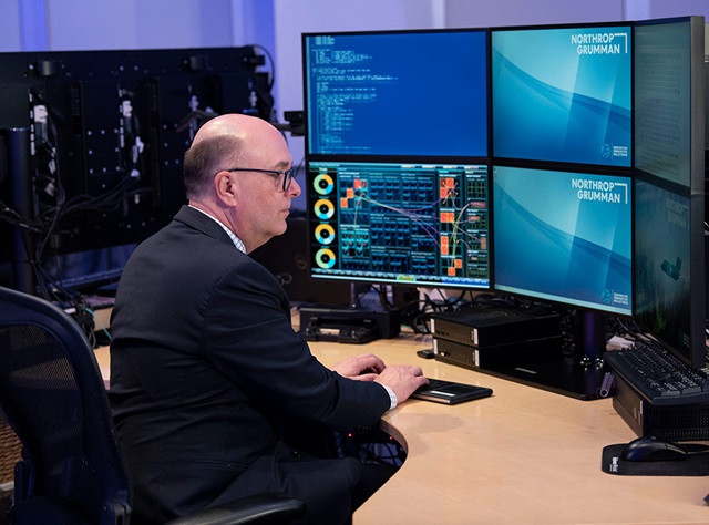 金宝搏188手机app最新下载诺斯罗普·格鲁曼公司首席人工智能架构师布鲁斯·斯威特博士坐在一台电脑前