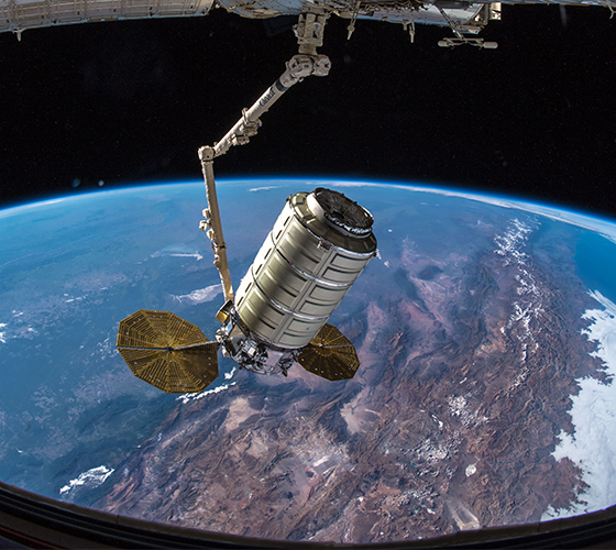 宇宙飞船在地球上的国际空间站对接