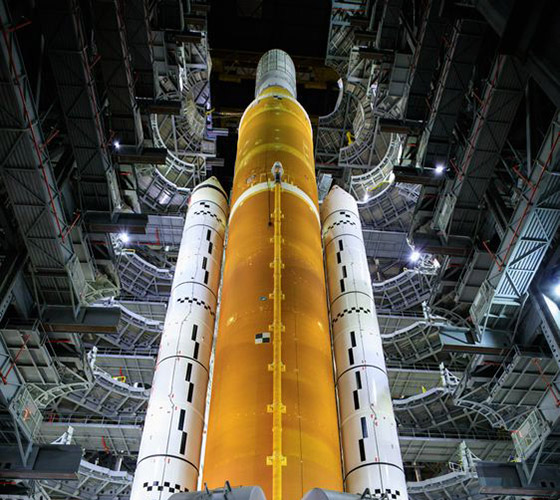 空间发射系统火箭，与双诺斯罗普·格鲁曼固体火箭助推器，等待第一次阿耳特弥斯计金宝搏188手机app最新下载划发射
