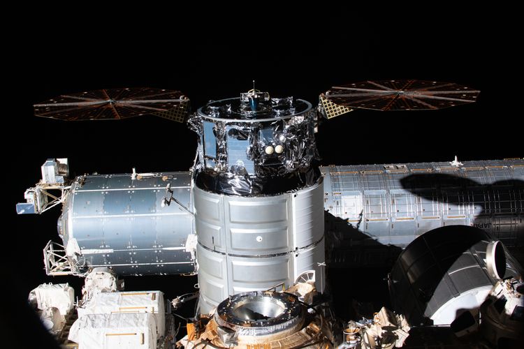 “天鹅座”在执行一次操作再助推前停靠在国际空间站