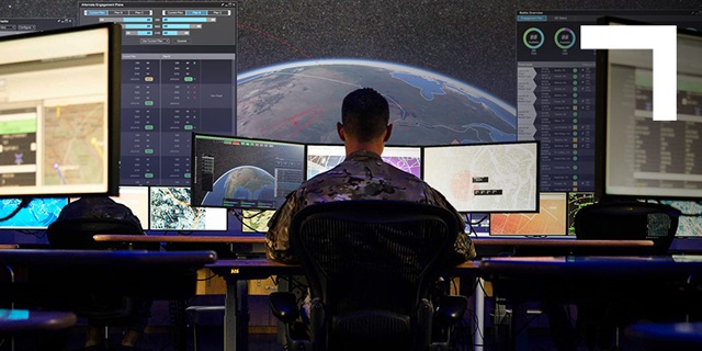 士兵在跟踪高超音速导弹的计算机上工作